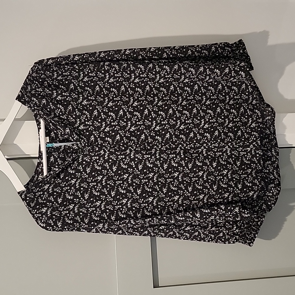 NWT Monday Fun Black Medium Amiyah Long Sleeve Blouse - runs small
